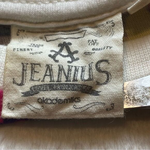 Akademiks White and Red Short Sleeve Tee with Artistic Design - Picture 3 of 11